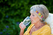 seniorin mit wasserglas