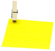 pince bois sur post-it jaune, fond blanc