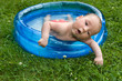 Baby im Garten im Planschbecken