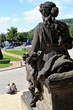 Photo: Couple d'amoureux au pied d'une statue Couple d'amoureux au pied d'une statue