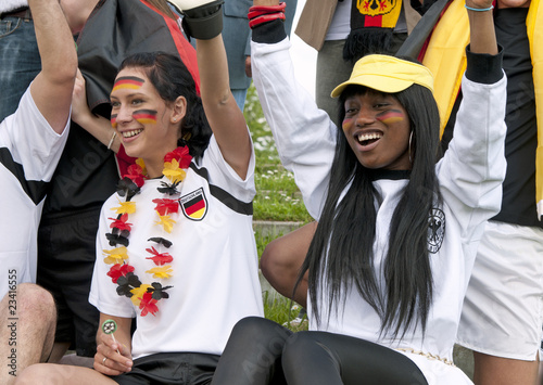 Foto: Weibliche Fußballfans feiern Weibliche Fußballfans feiern
