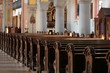 Kirchenbänke im Sonnenlicht
