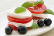 Tomaten Mozzoralla mit Oliven