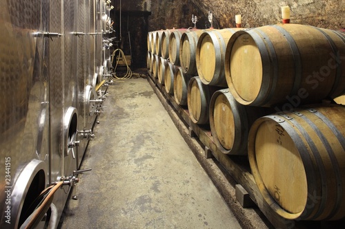 Foto: Weinkeller, kleine Barrique Fässer, Keller an der Mosel Weinkeller, kleine Barrique Fässer, Keller an der Mosel