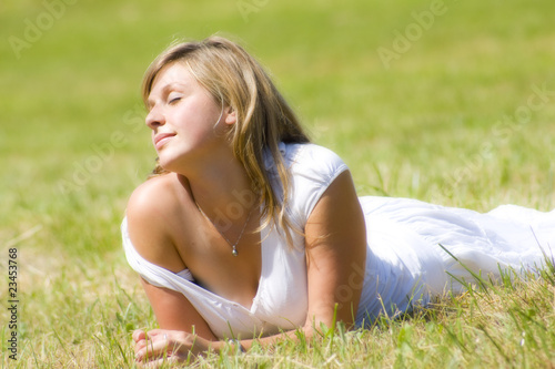Photo: jeune femme heureuse et détendue au soleil jeune femme heureuse et détendue au soleil