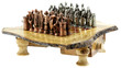 échiquier table bois et figurines métal, fond blanc