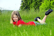 Kind liegt auf Wiese