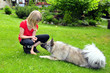 Kind lernt Hund Platz