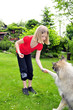 Kind lernt Hund Pfötchen geben