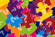 Puzzleteile mit Fragezeichen auf Haufen