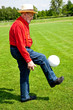 Senior mit Fussball-8187