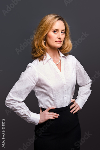 Foto: Woman wearing white jacquard shirt Woman wearing white jacquard shirt