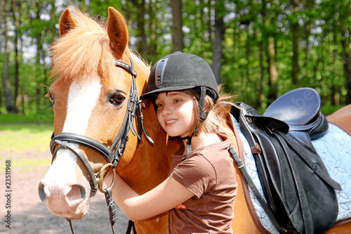 Foto: Mädchen und ihr Pony Mädchen und ihr Pony