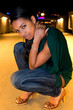 Portrait jeune métisse de nuit