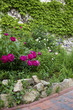 Garten mit Blumenbeet und Gartenweg aus Naturstein