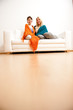 Foto: zwei junge freundinnen relaxen auf couch zwei junge freundinnen relaxen auf couch