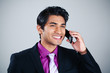 businessman homme d'affaire métis indien téléphone portable