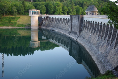 Foto: Staumauer am Biggesee Staumauer am Biggesee