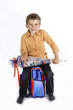 Schulanfänger mit Schultüte und Schultasche