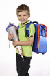 Schulanfänger mit Schultüte und Schultasche
