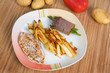 Hähnchenbrustfilet mit Bohnen im Schinken an Pommes
