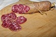 salame affettato su tagliere