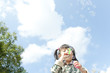 シャボン玉で遊ぶ女の子