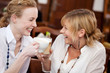 freundinnen reden im café