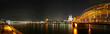 Nächtliches Panorama von Köln mit Rhein