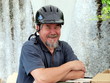 Mensch mit Fahrradhelm