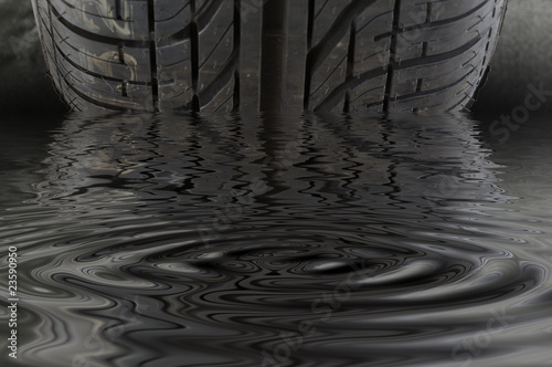 Foto: Autoreifen mit Profil Aquaplaning Autoreifen mit Profil Aquaplaning