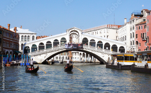 Photo: Rialtobrücke in Venedig von vorne Rialtobrücke in Venedig von vorne