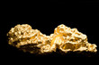 Goldnugget auf schwarzen Hintergrund