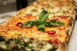 pizza con foglie di basilico
