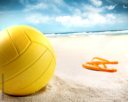 Foto: Volleyball in the sand with sandals Volleyball in the sand with sandals
