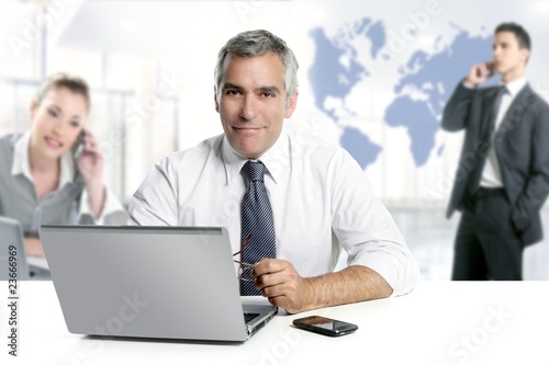 Foto: businessman senior expertise teamwork world map businessman senior expertise teamwork world map