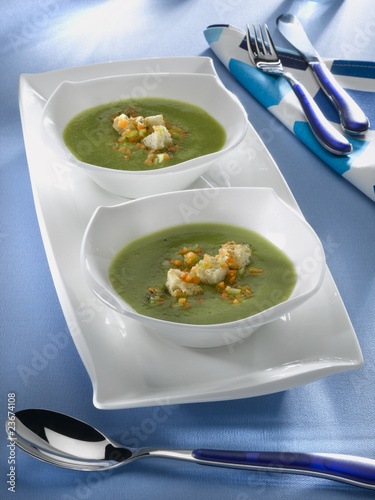 Foto: crème de pois et de haricots avec des croutons crème de pois et de haricots avec des croutons