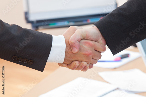 Foto: boss is shaking hands boss is shaking hands