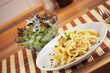 Käsespätzle und Salatschale