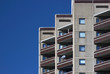 Hochhaus Balkone vor blauem Himmel in Berlin