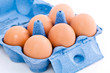 Boite d'oeufs sur fond blanc