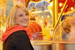 Junge Frau auf Kirmes