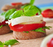 Vollkorn Ciabatta belegt mit Tomate und Mozzarella