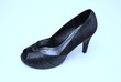High heels vor blauem Hintergrund