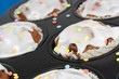 Muffins in der Form mit Zuckerguss