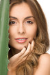 femeie frumoasă cu aloe vera