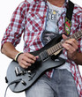 guitariste à chemise à carreaux sur fond blanc