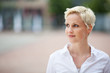 blonde frau mit sommersprossen
