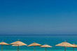 Stroh-Schirme am Meer