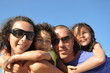 famille heureuse fond ciel bleu